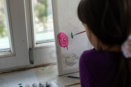 可爱的小女孩 在家庭工作室画一张照片童年艺术家学习刷子学校女孩幼儿园创造力画笔闲暇图片