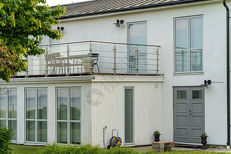单户家庭与阳台和阳台的视线 窗户上盖着百叶窗图片
