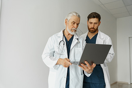 两位医生同事在诊所大厅讨论病人诊断男人医院放射科职业团体专家咨询合作会议团队图片