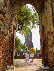 泰国Ayutthaya在夫妇男女戴帽子前往泰国Ayyuthaya雕像宝塔佛教徒历史公园寺庙艺术王国建筑学雕塑图片