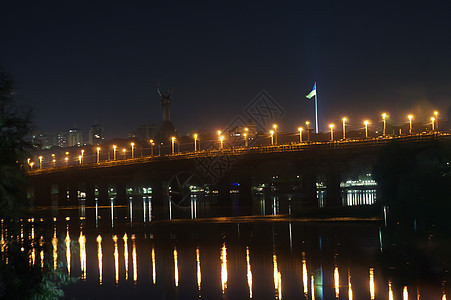 03 2022 乌克兰首都基辅的美丽景色 第聂伯河对岸的夜景 夜晚城市的灯光倒映在河面上天空地平线反射建筑学照明旗帜爱国全景母亲图片