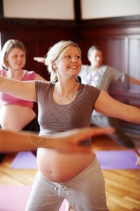 工作室里的健身 孕妇和健康女性在怀孕社区为女性做有氧运动 快乐的妈妈在瑜伽课上带着腹部做普拉提或带着动力微笑伸展图片