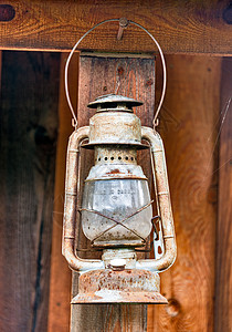 夏日木棚下旧生锈的油灯石蜡灯芯古董汽油灯笼金属来源野营烧伤指甲图片