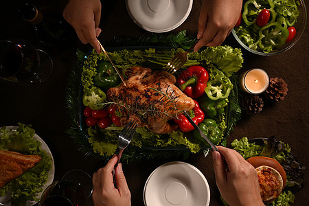 一群朋友或家人一起享受吃烤火鸡 感恩节共进晚餐 感恩节庆祝传统的晚饭概念 )图片