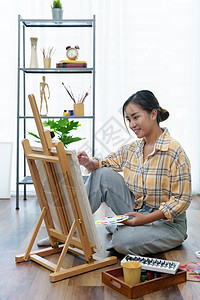 一个亚洲女人在闲暇时间设计艺术的肖像画家教育商业青少年学习想像力职业作坊画笔抽屉图片