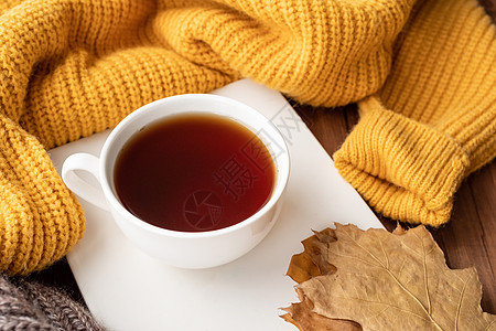 舒适的秋天成分 毛衣天气 特柳叶 热茶和毛衣乡村叶子围巾桌子饮料情绪季节橙子窗户假期图片