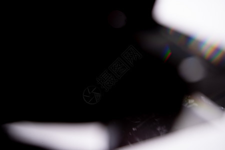 黑色背景 光穿晶体 浅太阳抓捕器反射线的重叠效应 耀斑棱镜形彩虹照明弹在黑暗中闪烁光束玻璃反射射线艺术场景蓝色光圈框架强光图片