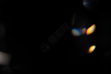 黑色背景 光穿晶体 浅太阳抓捕器反射线的重叠效应 耀斑棱镜形彩虹照明弹在黑暗中闪烁反射光圈镜子穿越光谱玻璃折射强光相机照片图片