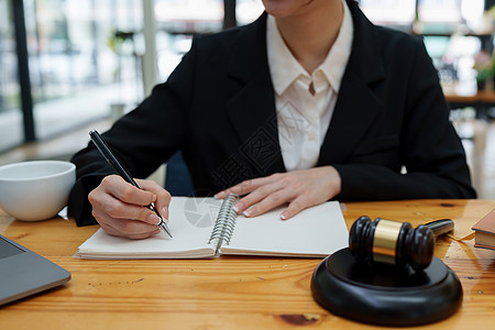 律师女商务人士在办公室工作或阅读法律书籍以获得顾问律师概念职业合同文书女士管理人员法庭男人商业服务法官图片