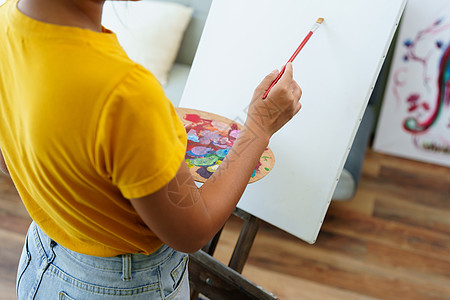 一个亚洲女人在闲暇时间设计艺术的肖像商业电脑学生抽屉休闲教育画家成人大学画笔图片
