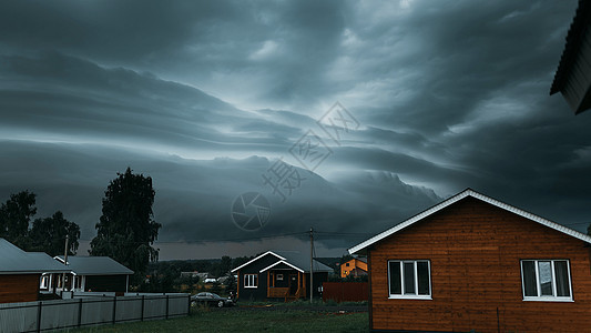 村里的房子上覆着桑德波特 背景是黑暗的暴风雪天气天空雷雨风暴气象暴雨气候街道活力蓝色图片