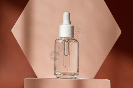 透明质酸 米色讲台基座上的血清护肤瓶 棕色表面有肽和胶原蛋白的化妆品有机血清产品 带有阴影的现代品牌包装图片