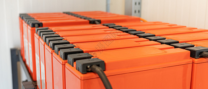 连接一个大型UPS电池的架子上的蓄积器图片