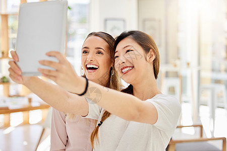 平板电脑 快乐的女性在工作休息时自拍 然后通过网络应用将其发布到社交媒体上 在有趣的在线视频通话中微笑 朋友和商界人士谈论一家数图片