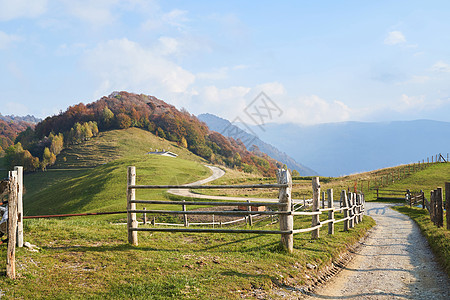 意大利伦巴迪的阿尔卑斯山脉秋天风景 木篱笆和山丘图片