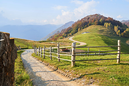 意大利伦巴迪的阿尔卑斯山脉秋天风景 木篱笆和山丘 旅游冒险图片