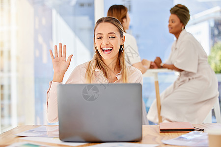 女商务人士 视频通话和与 5g 网络 笔记本电脑和技术在豪华水疗中心微笑 视频会议 虚拟和快乐的女孩 带着电脑微笑 谈话或网络研图片
