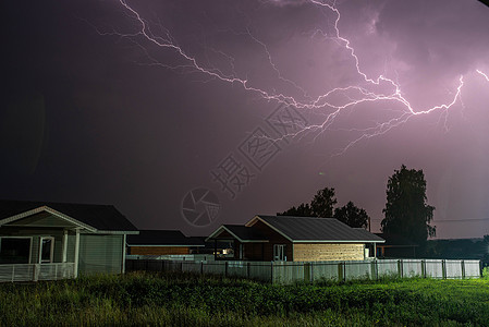 村里的房子上覆着桑德波特 背景是黑暗的暴风雪路灯村屋环境雷雨天空蓝色极端村庄螺栓暴雨图片