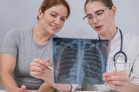 医生咨询一名天主教妇女 并对肺部X光片进行评论医院保健疾病治疗女性药品癌症女士胸部保险图片