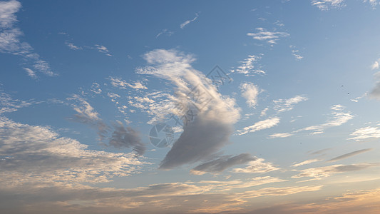 云层或多云天空背景图片