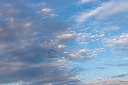 天空中的薄云或多云背景图片