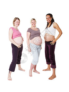 快乐的孕妇 女人和朋友在白色工作室背景下的合影中的肖像 多元化的女性微笑着 带着婴儿的颠簸或肚子幸福地站在模型中成为母亲图片