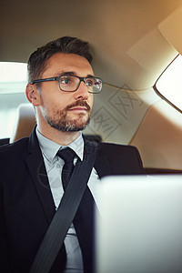 在上班的路上多加了几个小时 一个在汽车后座上做生意的商务人士图片