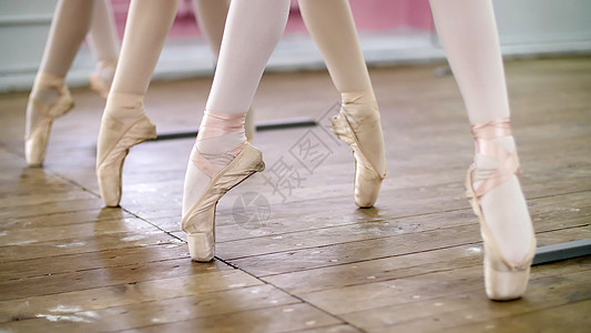 在芭蕾舞厅 年轻芭蕾舞者们 表演Pas Escappe在指尖鞋中图片