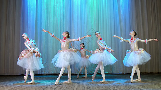 芭蕾排练 在旧剧院大厅的舞台上 穿着优雅连衣裙和足尖鞋的年轻芭蕾舞演员 优雅地跳着某些芭蕾舞动作 传球 风景优美的鞠躬地面女士灵图片
