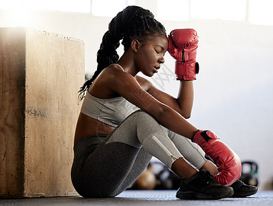 运动 健身和女子拳击手在健身房地板上锻炼和训练时休息 黑人运动员在例行锻炼中看起来精疲力尽 精力不足 女子体能赛后休息图片
