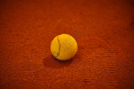 球打网球在红球场上 运动个人健康背景竞赛爱好闲暇网球高手娱乐法庭图片