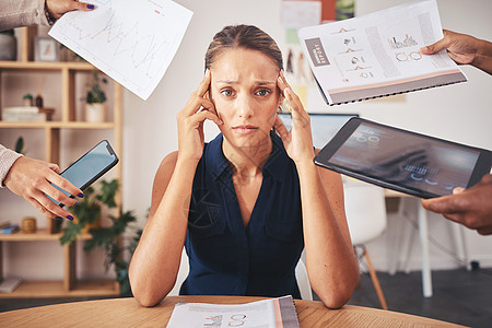 压力 时间管理和项目管理女商务人士 手里拿着文书工作 平板电脑和电话 从事办公室工作 管理中企业员工 KPI 的头痛 焦虑肖像图片