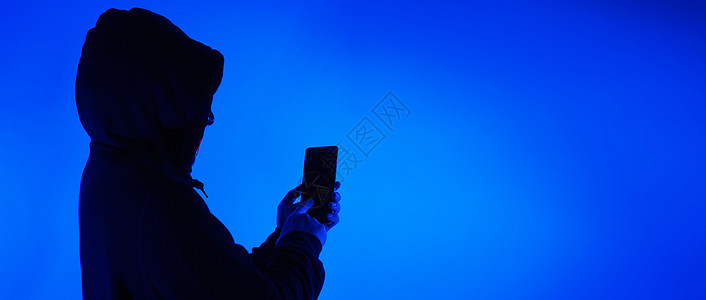 数字安全概念 隐形黑客戴着智能手机面具的匿名黑客数据人脸隐私商业网络商务密码扫描检测手指图片