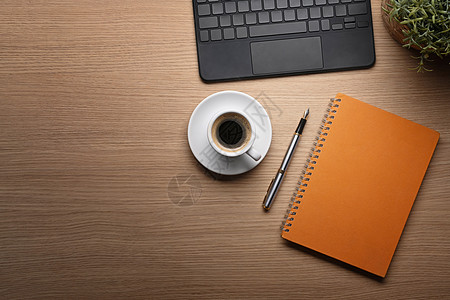 平面笔记本 咖啡杯和笔记本电脑 放在木制背景上桌子木头网络职场高架记事本咖啡键盘办公室工具图片