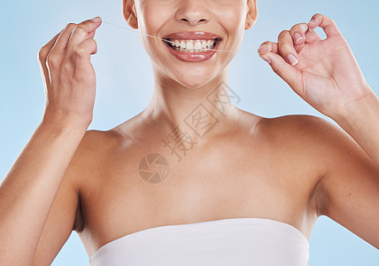 牙线 牙齿和健康的微笑 一位美丽的年轻女性使用牙线清洁口腔卫生和牙龈健康 一位快乐女性在自我保健健康程序中清洁口腔的特写图片