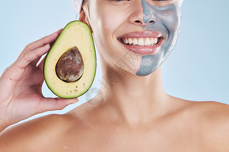 护肤 美容和带鳄梨面膜皮的女性用于 DIY 家庭美容院面部护理 带有机食品或水果面膜的女孩 用于健康 保健或美容 spa 皮肤痤图片