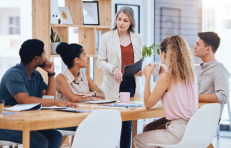女性首席执行官咨询年轻团队 解释商业战略和专业合作 员工小组听取老板 公司办公室经理规划会议和专注于解决方案的员工的意见图片