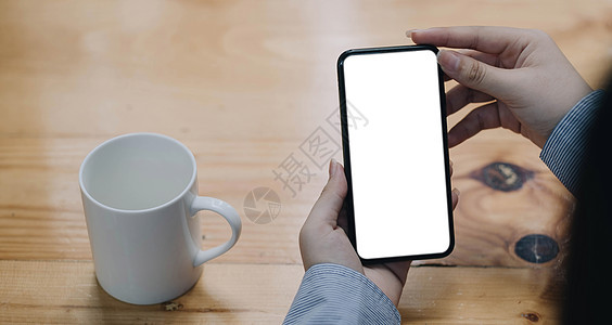 近距离接近的女人使用手机 在咖啡店提供按摩 日光浴 Phone带黑屏幕 发短信 视频电话商业细胞杯子咖啡职场女士店铺展示笔记本技图片