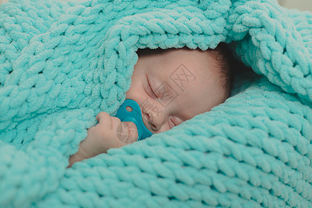 宝宝睡在婴儿床里 甜蜜的孩子的梦想说谎摇篮小憩苗圃衣服毯子女孩家庭睡眠新生图片