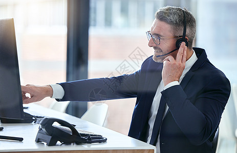 呼叫中心代理在工作时使用计算机与在线人员交谈 在电话营销公司进行互联网咨询 并在办公室提供建议 在网络上进行通信的客户服务人员图片