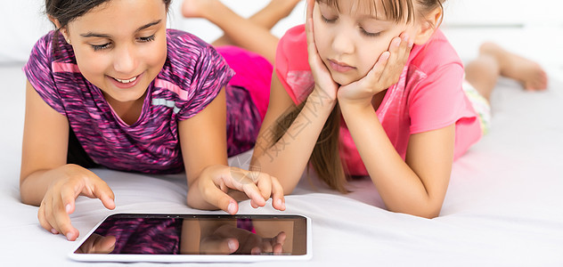 利用平板电脑作为艺术板的小女孩     一起绘画学习地面乐趣孩子幸福姐妹互联网药片技术孩子们图片