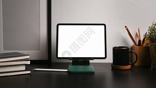 前面的视图模拟数字表格 黑木桌上用空白屏图片