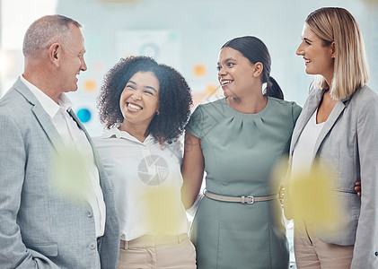 团队合作 协作和多样性 与办公室里的一群商务人员面带微笑 与在董事会中就规划和战略工作的团队进行协作 团结和团结图片