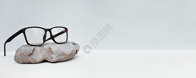灰色玻璃眼镜 带石块 眼镜销售概念 复制文本空间; 光学商店折扣海报 Banner图片