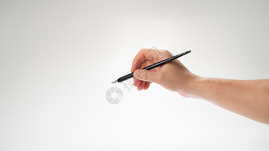 男人的右手拿着笔做书法和写作 手势写作图片
