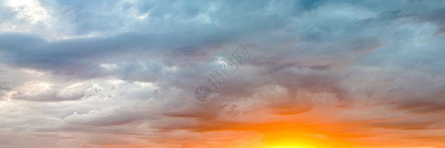 清晨背景图像中闪亮的天空和云彩阳光风景地平线全景夕阳天气戏剧性太阳蓝色天堂图片