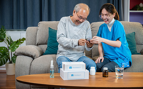 在养老院向老年男子出示处方药的女护士护理员保健房子瓶子病人疾病讨论卫生退休处方医生图片