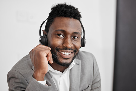 呼叫中心 黑人和联系我们在 crm 客户服务 咨询和销售电话营销办公室的工作人员 商务人士 接待员或通讯员的快乐微笑肖像图片