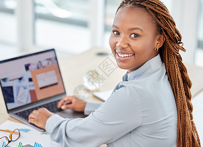 笔记本电脑规划和使用公司业务电子邮件 SEO 图表和图表以取得成功的黑人女经理 具有在线互联网 ui pc 笔记本分析法的企业管图片