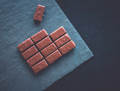 甜甜的苏威巧克力糖果 在石板板上 平板低脂肪设计假期石头邀请函牛奶甜点巧克力产品减肥背景图片